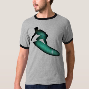 Persona que practica surf y la camiseta o las