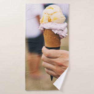 Persona sosteniendo helado en el cono