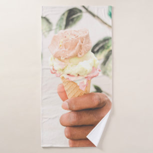Persona sosteniendo un cono de helado con tres sab