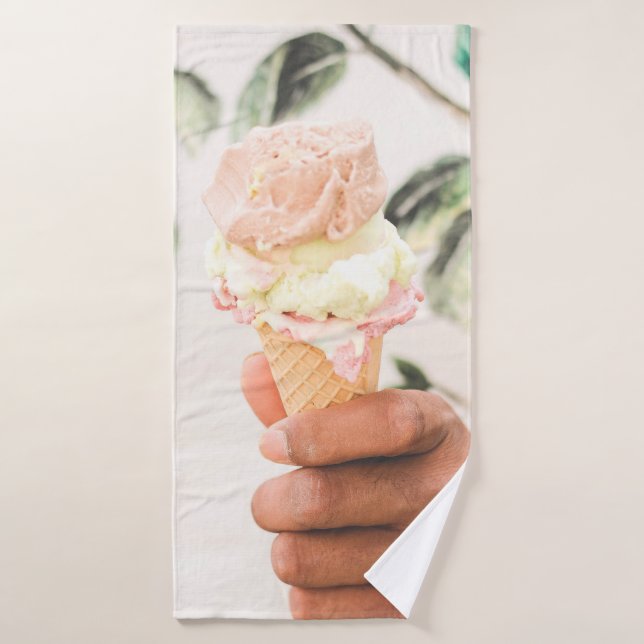 Persona sosteniendo un cono de helado con tres sab (Toalla de baño)