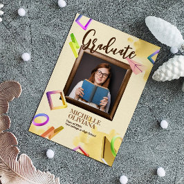 Personaliza anuncio de graduación elegante y cremo