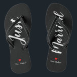 Personaliza solo los chancletas casadas en negro<br><div class="desc">Estos adorables chanclas negras tienen "Just Married" y su nombre personalizado en blanco impreso con un corazón rojo</div>