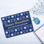 Personalizable Feliz Día de Navidad del Patrón Azu<br><div class="desc">Hermosa tarjeta personalizada Happy Hanukkah en azul bonito con un fresco patrón de estrella del judaísmo,  dreidel para divertidos juegos de Chanukah,  y la menorah judía para la festividad. Personalizar con su apellido.</div>