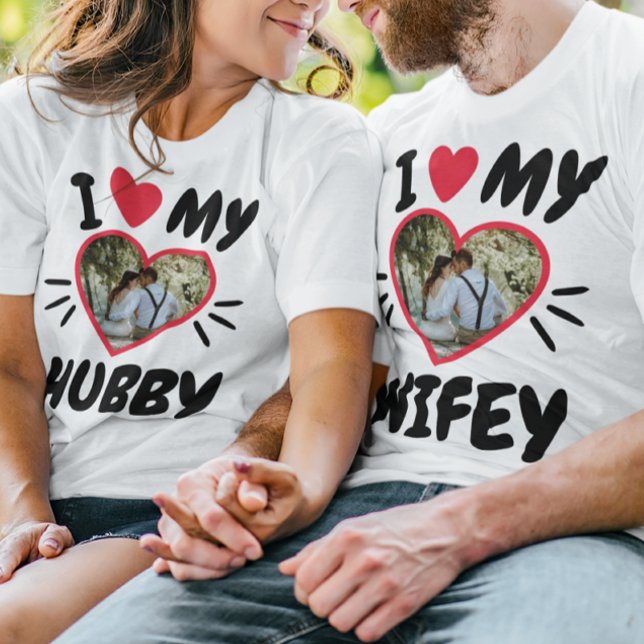 Personalizable [Me encanta mi camiseta WIFEY/HUBBY (Couple wearing matching shirts that say: "I love my wifey, I love my hubby.")
