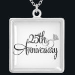 Personalizado 25 Aniversario del collar de plata<br><div class="desc">El collar del personalizado 25° Aniversario tiene las palabras 25° Aniversario y un conjunto de anillos bodas de plata. El regalo perfecto para una esposa de 25 años.</div>