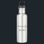 Personalizado "Abuelo Este. Botella de agua de [añ<br><div class="desc">Celebra el año en que se convirtió en abuelo con este personalizado "Abuelo Est. Botella de agua de [año]", la mezcla perfecta de sentimental y práctico. Ya sea un abuelo por primera vez o un profesional experimentado, esta botella elegante y duradera hace un regalo reflexivo que usará y apreciará todos...</div>