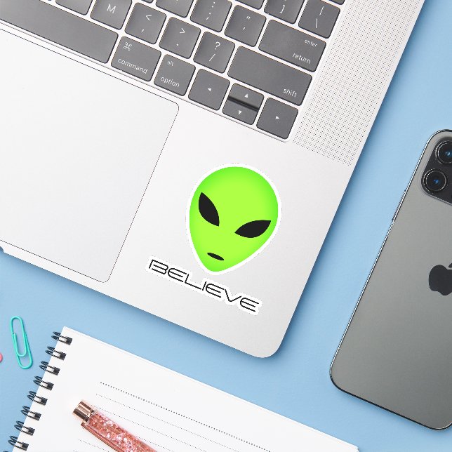 Personalizado alienígena verde divertido pegatina  (Ordenado portátil con iPhone)