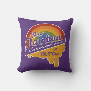 Personalizado arcoiris de equipo tirando almohada