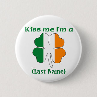 Personalizado béseme que soy botón irlandés