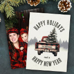 Personalizado de árbol de navidad rojo plaid foto<br><div class="desc">Envíe sus cálidos deseos de vacaciones con nuestra retro tarjeta roja de plástico para el árbol de Navidad. Personalizado con el nombre de su familia,  la foto de su familia,  es la manera perfecta de compartir la alegría festiva y el encanto nostálgico con sus seres queridos esta temporada.</div>