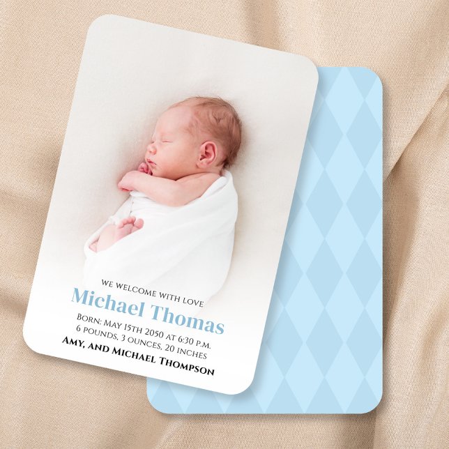 Personalizado de foto de bebé azul (Blue baby birth announcement with blue herringbone pattern.)