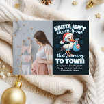 Personalizado de foto Navidades Invitación de emba<br><div class="desc">Celebre la temporada de vacaciones y comparta sus alegres noticias con nuestra Invitación de Embarazo de Navidades Personalizados. Esta invitación festiva y personalizada está diseñada para difundir alegría y emoción mientras revelas la maravillosa noticia de tu embarazo a tu familia y amigos. Perfecto para captar la magia de la temporada,...</div>