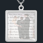 Personalizado de fotografía collar de Boda platead<br><div class="desc">Personalice este collar de bonito para que tenga como favores matrimoniales en la recepción de su boda o para que usted mismo lo tenga como recuerdo de su día especial. Este collar es también el regalo perfecto para la novia y su ducha de novia. Personalice agregando su foto.</div>