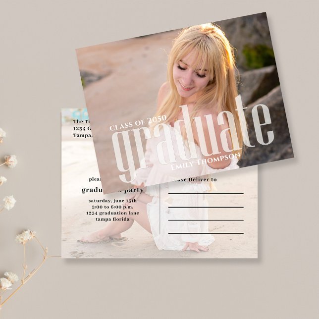 Personalizado de invitación a graduados modernos (Graduation photo invitation postcard template with modern typography)