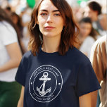 Personalizado de nombre de barco de anclaje azul d<br><div class="desc">Añade tu nombre y embarcadero haciendo clic en el botón "Personalizar" de arriba. Podrá navegar con estilo con nuestra franja náutica de personalizado. La camisa presenta un diseño bonito inspirado en las maravillas del océano, con motivos marítimos clásicos como un ancla y una cuerda. Tanto si viaja por la costa...</div>