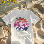 Personalizado de reunión familiar de vacaciones en<br><div class="desc">Guay combina camisetas trinitarias familiares de vacaciones tropicales para que un padre o un hermano se pongan en un crucero por la isla. Delante de una puesta de sol en la playa rosa de bonito hay bonitas palmeras. Perfecto personalizado para su viaje de verano al mar.</div>