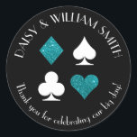 Personalizado de temas de Las Vegas Pegatina de te<br><div class="desc">Los falsos trajes verde azulados de purpurina y de tarjetas blancas están rodeados por texto de personalizable,  lo que hace que estos pegatinas redondos sean perfectos para todo tipo de proyectos y ocasiones. Utilícelos para etiquetar los favores de los huéspedes bodas,  para cerrar sobres y más.</div>