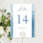 Personalizado, elegante Boda azul monograma<br><div class="desc">Ayude a sus huéspedes a encontrar su mesa con este elegante número de tabla monogramado. Tarjetas de doble cara. El espacio despejado alrededor te da la libertad de usar un soporte de mesa o un marco. Diseño con un atractivo monograma escudo botánico a mano con bordes azules y acuarelas en...</div>