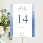 Personalizado, elegante Monograma Boda azul turbio<br><div class="desc">Ayude a sus huéspedes a encontrar su mesa con este elegante número de tabla monogramado. Tarjetas de doble cara. El espacio despejado alrededor te da la libertad de usar un soporte de mesa o un marco. Diseño con un atractivo monograma escudo botánico a mano en tonos azules polvorientos y bordes...</div>