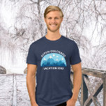 Personalizado Family Ski Trip<br><div class="desc">Camisetas familiares personalizadas para su escapada a las montañas de Colorado durante sus vacaciones de invierno. Esta fresca pista de esquí cuenta con un bonito dibujo de montañas nevadas y un paisaje azul. Una gran camiseta natural para una familia amante de la naturaleza por su expedición por la naturaleza.</div>