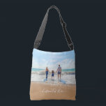 Personalizado Foto de Crossbody Bolsa tus fotos y<br><div class="desc">Bolsa de texto y foto de personalizado - Único su propio diseño - Familia personalizada / Amigos o Crossbody personal o regalo de bolsas de té - Añadir su texto y foto - Redimensionar y mover elementos con la herramienta Personalización ! Elija fuente / tamaño / color! Buena suerte -...</div>