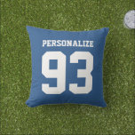 Personalizado jersey azul número almohada de lanza<br><div class="desc">La camiseta deportiva azul personalizada número almohada de lanzamiento al aire libre. Color del fondo del personalizable. Decoración hogareña para hombres, mujeres y niños. Crea tu propio cojín de jardín con el nombre del equipo escolar o cita graciosa para el béisbol, baloncesto, voleibol, hockey sobre hielo, softball, fútbol, fútbol, etc....</div>