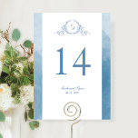 Personalizado, Moda Monograma Boda azul<br><div class="desc">Ayude a sus huéspedes a encontrar su mesa con este elegante número de tabla monogramado. Tarjetas de doble cara. El espacio despejado alrededor te da la libertad de usar un soporte de mesa o un marco. Diseño con un atractivo monograma escudo botánico a mano con bordes azules y acuarelas en...</div>