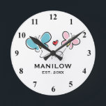 Personalizado nombre de familia año reloj de pared<br><div class="desc">Personalizado nombre familia año reloj de pared establecido. Personalizado Sr. y Sra. newlyweds regalo boda. Elegante plantilla de tipografía con nombre de familia y fecha de matrimonio. Los regalos clásicos para una pareja recién casada o una novia y un novio. Diseño de la casa en un bonito y romántico dibujo...</div>