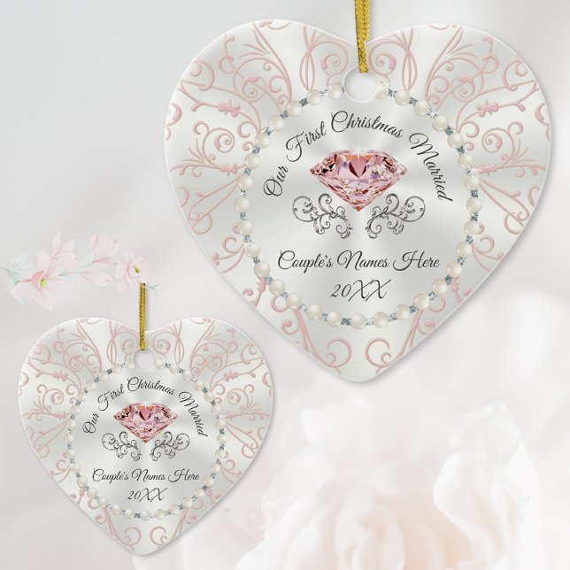 Personalizado Nuestro primer ornamento casado de N (Our First Christmas Together Ornaments. Pretty Blush and Silver, Heart shaped Wedding Ornaments.)