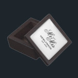 Personalizado recién casada caja de regalo de Mr.<br><div class="desc">El personalizado acaba de casar al Sr. y a la Sra. caja de regalo de madera magnética. Regalo personalizado con tipografía de escritura elegante. Diseño de plantillas con letras elegantes para el apellido de la pareja y la fecha del matrimonio. Los regalos personalizados para los recién casados esposos/novios y novios....</div>
