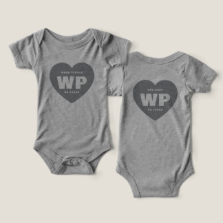 Personalizado Texto Monogramas Corazones Gris Bebé