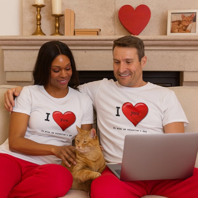 Personalizado Valentine te ama camiseta (Matching Valentine couple shirts, red heart design, be mine, romantic gift, cozy loungewear)
