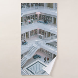 PERSONAS CAMINANDO DENTRO DE LA BIBLIOTECA