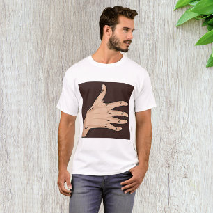 Personas entregan camiseta a hombres