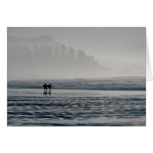 Personas que practica surf en la niebla