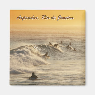 "Personas que practica surf, imán del refrigerado