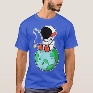 Pesca astronauta en camiseta de la Tierra