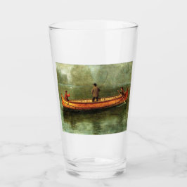 Pesca de una canoa (pescadores en barco de madera)