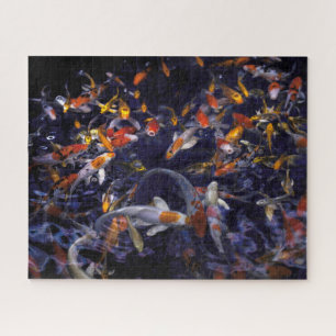 PESCADO DE KOI SOBRE EL FLUJO DE JIGSAW PUZZLE