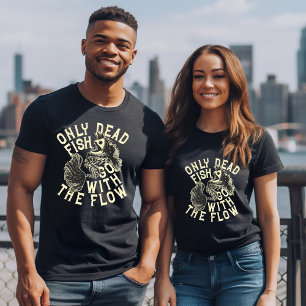 Pescado muerto va con la camiseta flotante