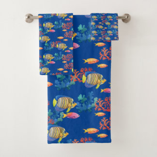 Pescado tropical y coral en azul