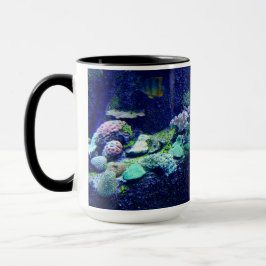 Pescado tropical y jarra de arrecife de coral colo