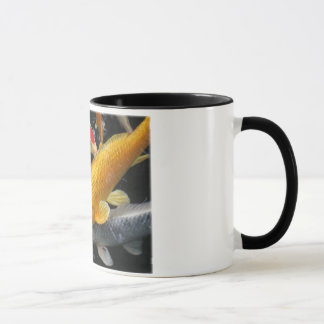 Pescados de Koi de la taza de la naturaleza