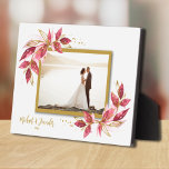 Pestaña de foto sin marco de boda<br><div class="desc">Placa de tableta con un caballete empotrado presenta tu foto favorita acentuada con hermosas hojas y puntos de color rojo y oro. Ideal como regalo o para mostrar tu foto favorita en tu propia casa. Los colores de la imagen se colocan directamente en el panel de trabajo para obtener una...</div>