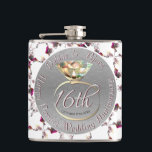 Petaca 16° Aniversario Boda: Cera, estadística y Peridot<br><div class="desc">A veces,  simplemente declarar su hito especial en un frasco elegante y subestimado es el mejor regalo,  todo con un guiño a la tradicional piedra de piedra,  peripunto,  la flor de la estatua y por supuesto,  a los gráficos de velas de cera.</div>