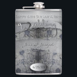 Petaca 6.º aniversario Boda Azúcar y Hierro<br><div class="desc">¿Luchando por pensar en algo con azúcar y hierro para su sexto aniversario de boda? ¿Qué hay de mi arte original para un aspecto chic y tímido y un atractivo escrito a mano como este matraz?</div>
