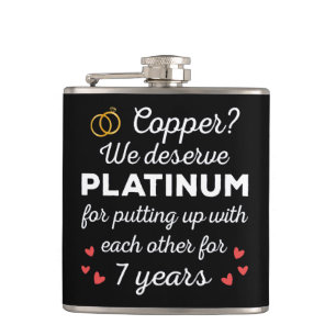 Petaca 7.º Aniversario Boda I - Pareja cómica de cobre