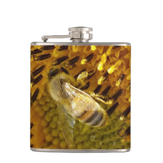 Petaca Abeja de miel sobre un monograma giratorio