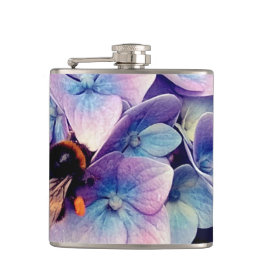 Petaca Abeja , sobre flores azules y púrpura