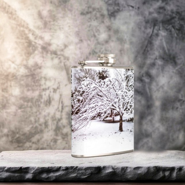 Petaca Árbol de nieve (A drink from this Snow Tree Hip Flask, seems to taste, all the more refreshing!)